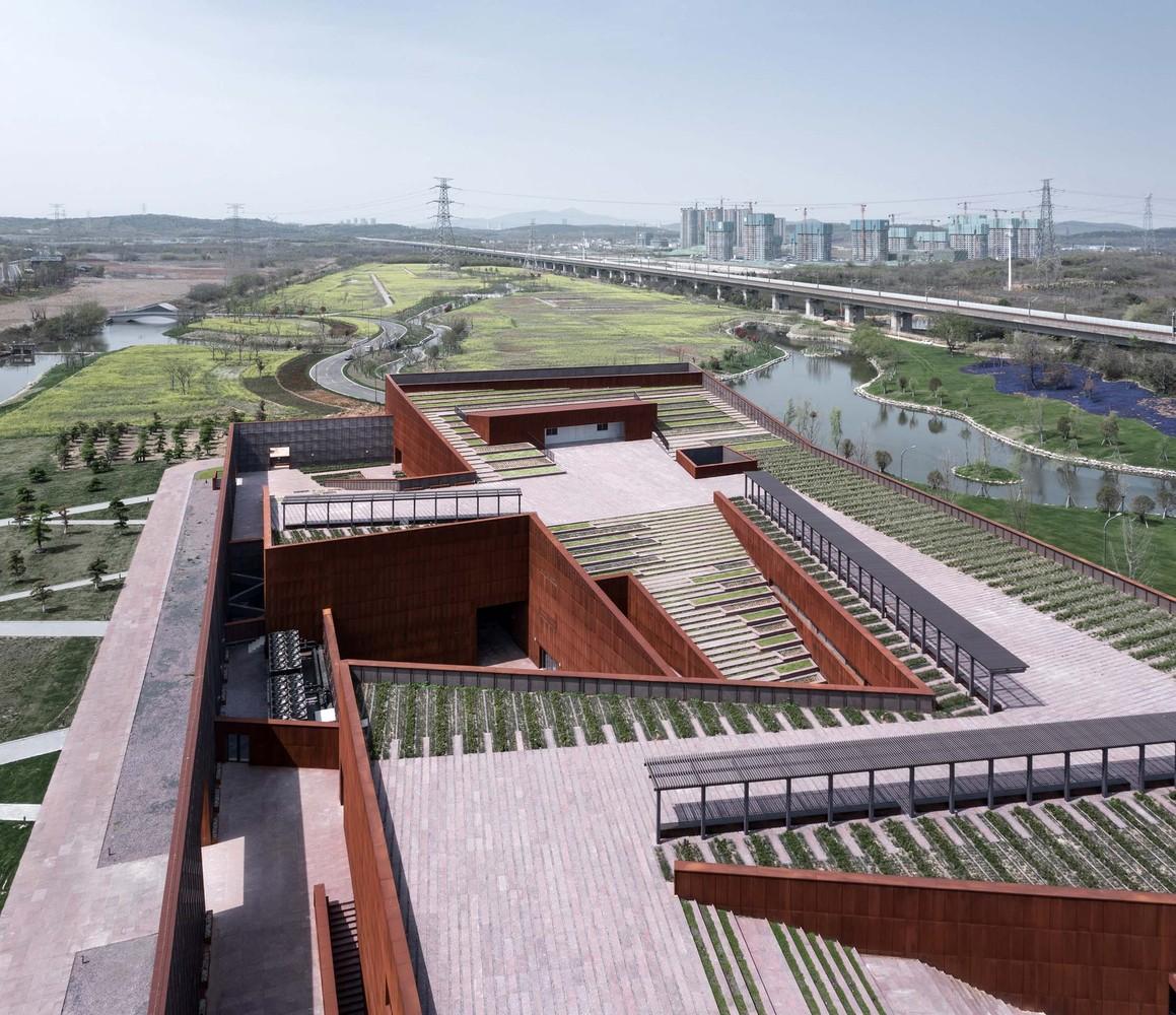 63_屋頂與地下空間的折疊聯(lián)系?侯博文.jpg 63_屋頂與地下空間的折疊聯(lián)系?侯博文.jpg